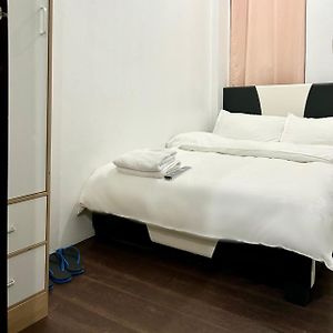 Private Room With Ac And Fan At Ekg Manila House Rental